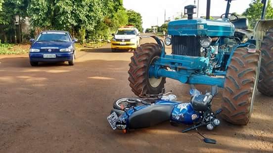 Trator atinge moto na rua Flor de Liz