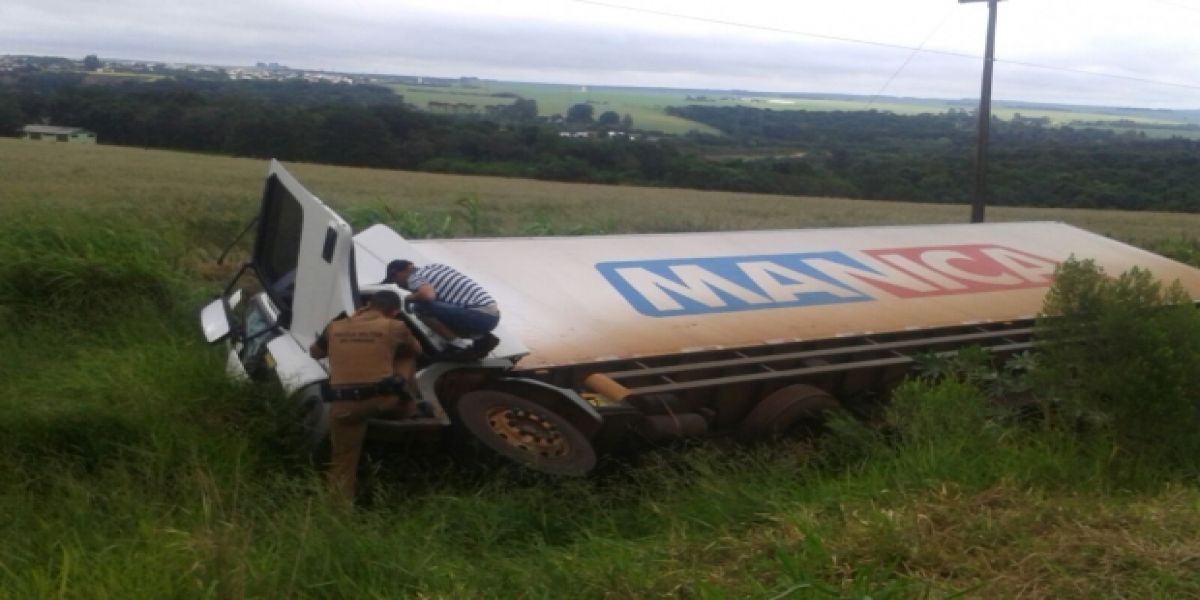 Motorista dorme ao volante e tomba caminhão na BR 467