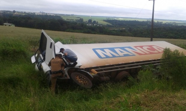 Motorista dorme ao volante e tomba caminhão na BR 467