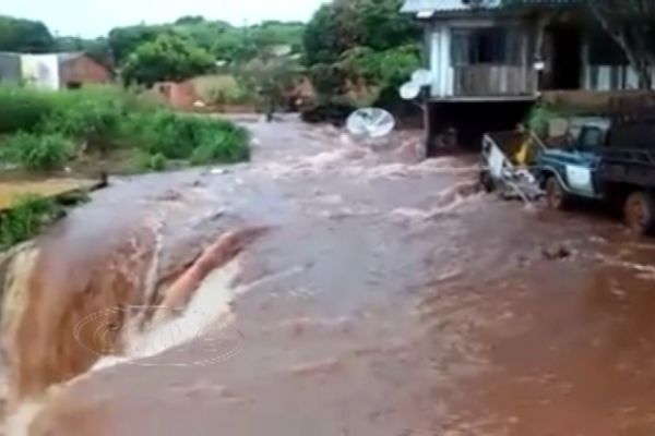 Cratera em Corbélia aumenta e alaga casas a cada chuva