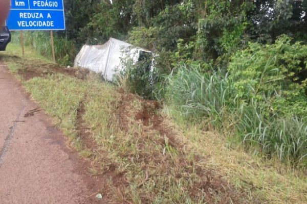 Caminhão tomba às margens da BR 369 em Corbélia