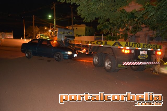 Logus perde controle e atinge lateral de caminhão