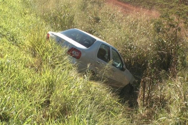 Veículo capota após condutor realizar ultrapassagem na BR 369, em Cascavel