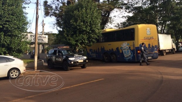 Ônibus leva 32 presas de Cascavel para Corbélia