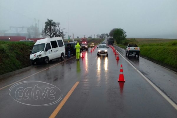 Van com pacientes bate na BR 369 e deixa três feridos