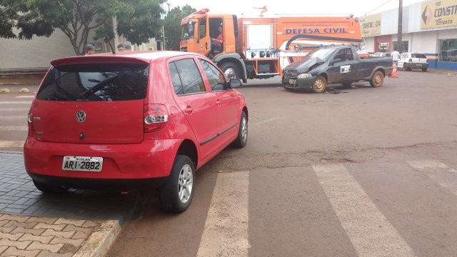 Colisão entre dois veículos é registrada na rua Amor Perfeito