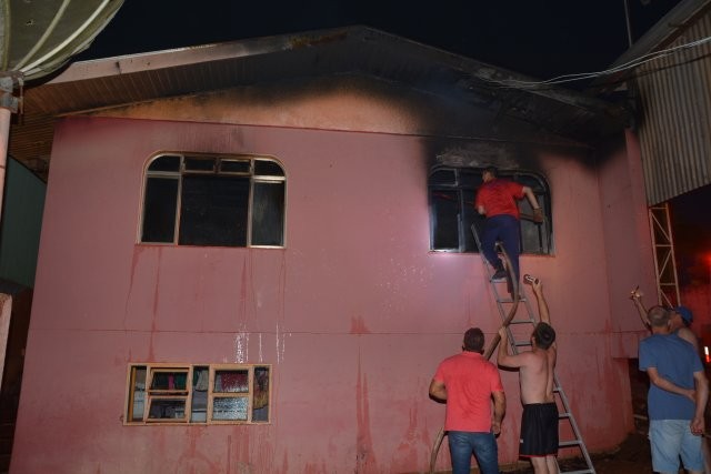 Incêndio destrói residência no centro de Corbélia