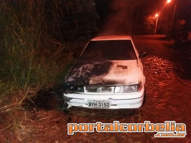 Veículo é incendiado durante a madrugada na vila Nova Nazaré