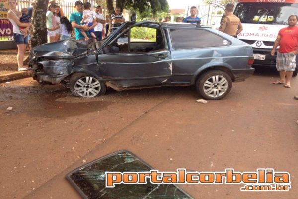 Gol atinge árvore na Avenida Rio Grande do Sul