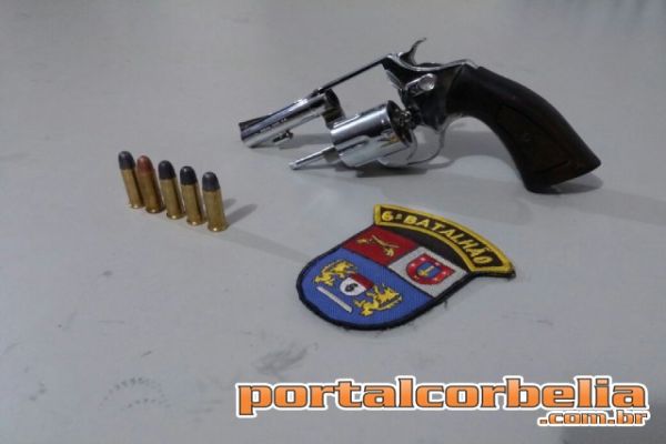 Polícia flagra dois motoristas dirigindo embriagados, e um deles armado