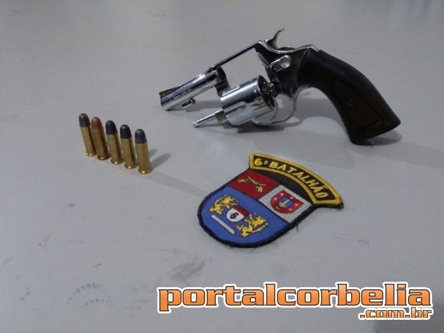 Polícia flagra dois motoristas dirigindo embriagados, e um deles armado
