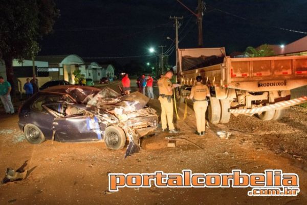 Palio bate em traseira de caminhão próximo ao centro de eventos