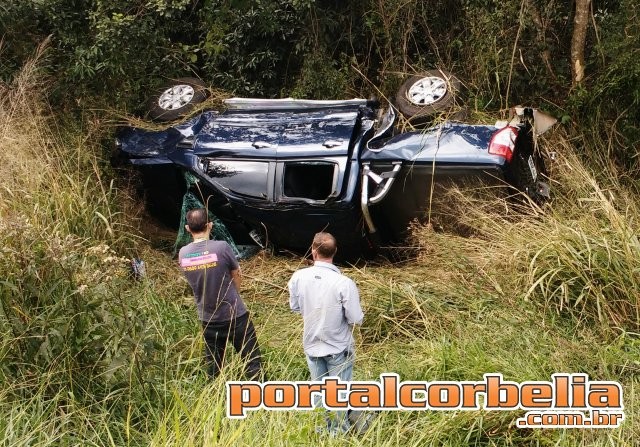 Ranger perde o controle durante ultrapassagem e capota