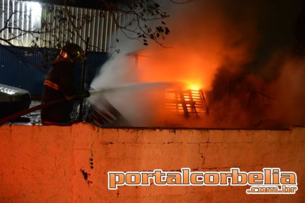 Incêndio em depósito de mercado mobiliza bombeiros