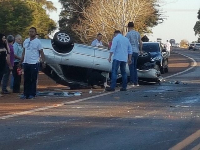 Colisão seguida de capotamento na br369