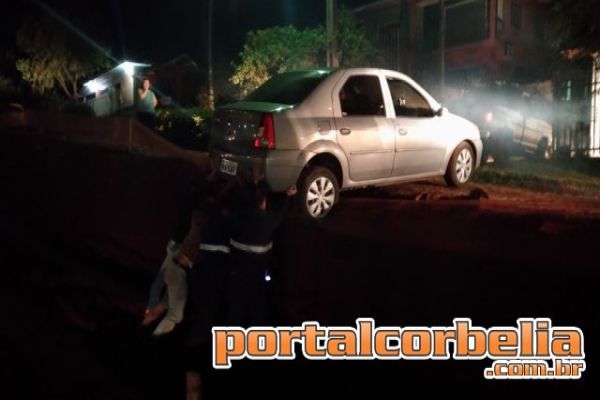 Carro fica pendurado em barranco as margens da br369