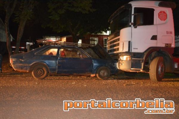 Corcel bate de frente com caminhão estacionado