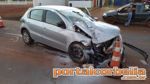 Imagem referente a notícia: Gol bate em muro após perder o controle