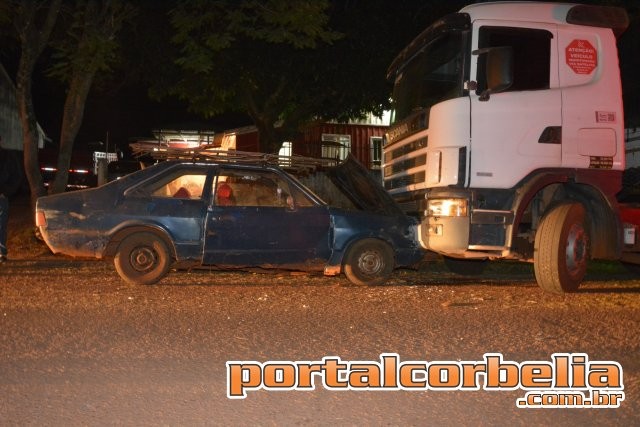 Imagem referente a notícia: Corcel bate de frente com caminhão estacionado