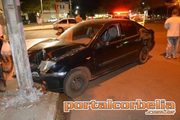 Veículo atinge poste após colisão no centro