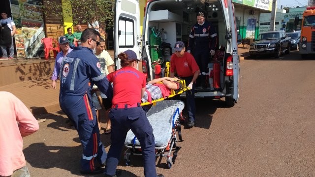 Jovem fratura perna ao colidir sua moto contra um trator