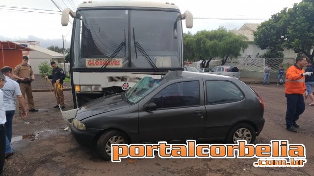 Colisão entre um ônibus e um Palio deixa condutora ferida