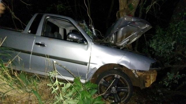 Após tiros, jovem foge da Polícia e bate saveiro