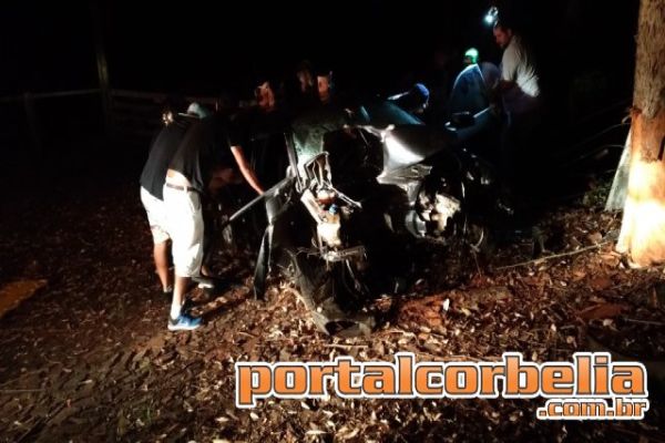 Audi bate em árvore na PR573 e deixa três com ferimentos graves