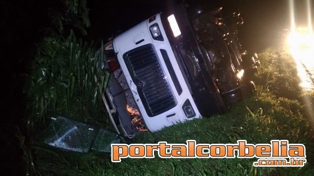 Carreta tomba na saída da marginal na br369 em Corbélia