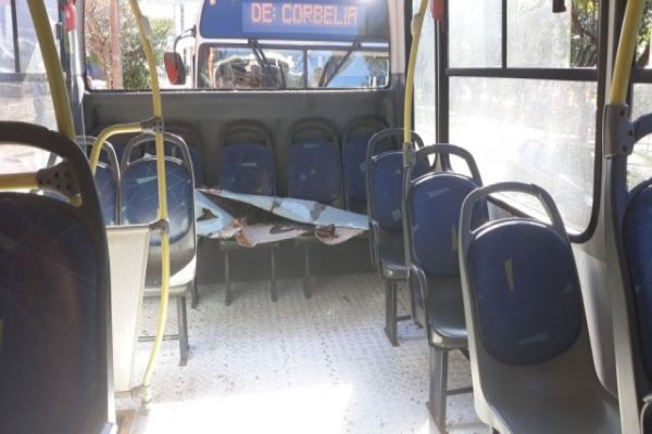 Acidente com dois ônibus coletivos deixa feridos no centro de Cascavel