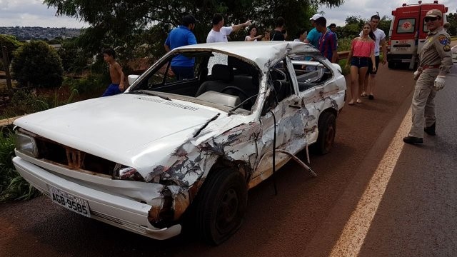 Caminhão e carro batem na rodovia BR-369