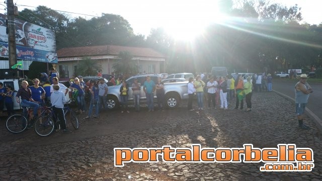 Moradores de Braganey e Iguatu chegam a Corbélia para protestar