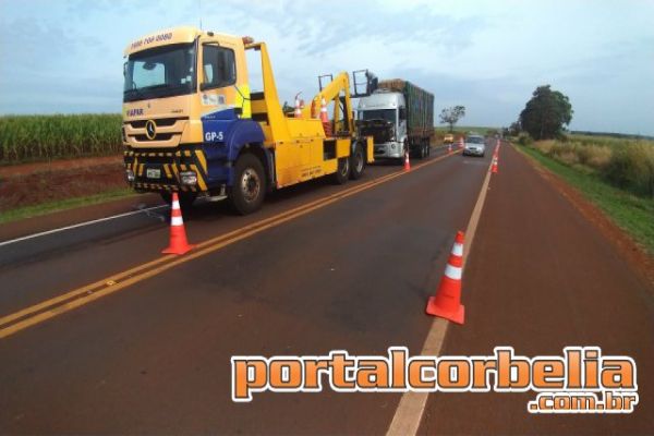 Caminhão tem problemas mecânicos e para sobre a pista na br369