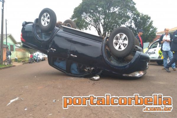 Após colisão, l200 capota na rua Açucena