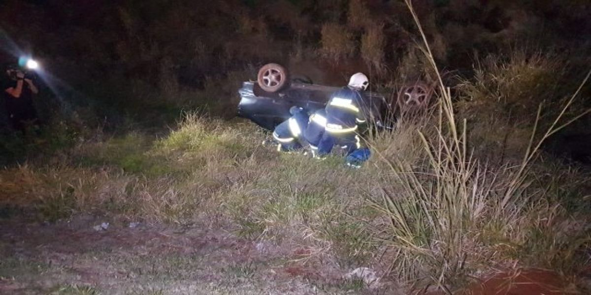 Dois se ferem em capotamento na BR-369 em Cascavel