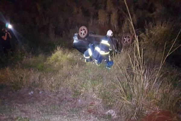 Dois se ferem em capotamento na BR-369 em Cascavel