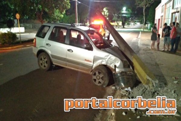 Condutor de Ecosport bate em poste após perder controle do veículo