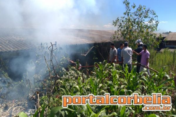 Bombeiros combatem incêndio em metalúrgica