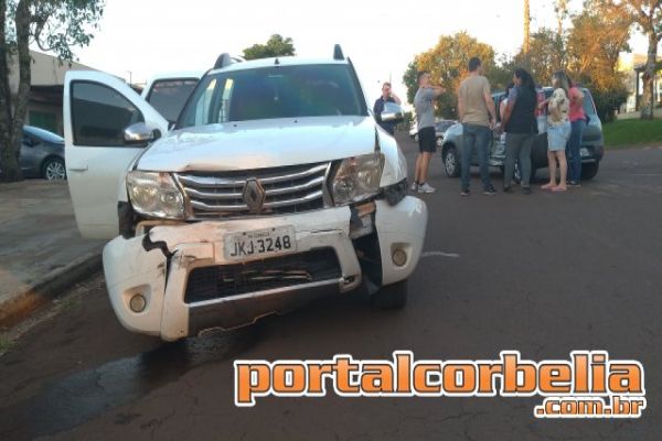 Colisão lateral entre Uno e Duster registrado na rua Açucena