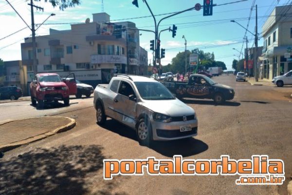 Colisão lateral entre L200 e Saveiro é registrado no centro