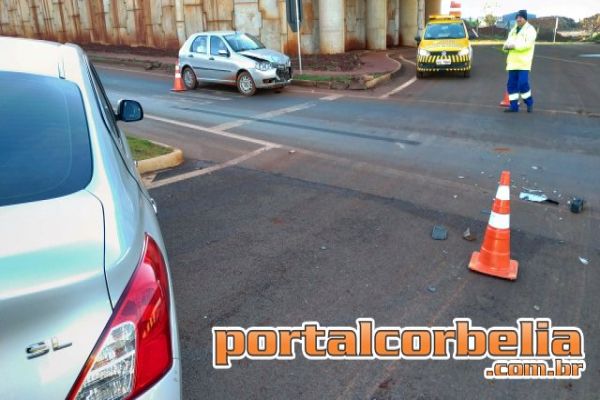 Colisão entre dois veículos é registrada no trevo da Av. Santa Catarina