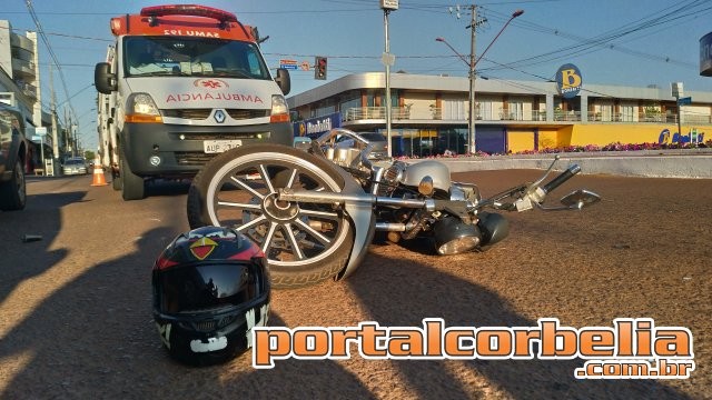 Ao abrir porta, veículo é atingido por motocicleta