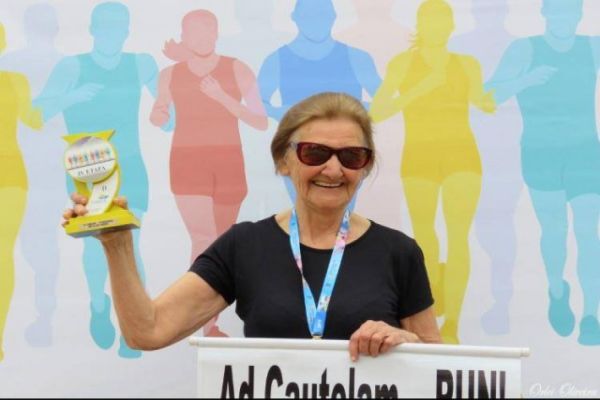 Aos 85 anos, idosa participa de corrida de rua e dá receita de vida saudável