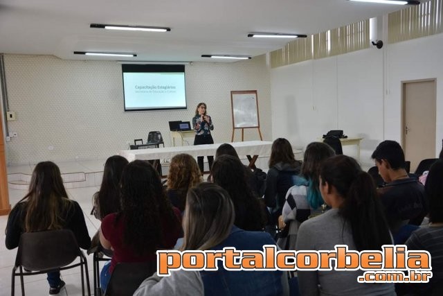 Estagiários da educação participam de palestras de capacitação