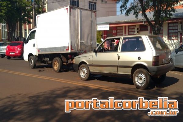 Colisão traseira é registrada na rua Amor Perfeito