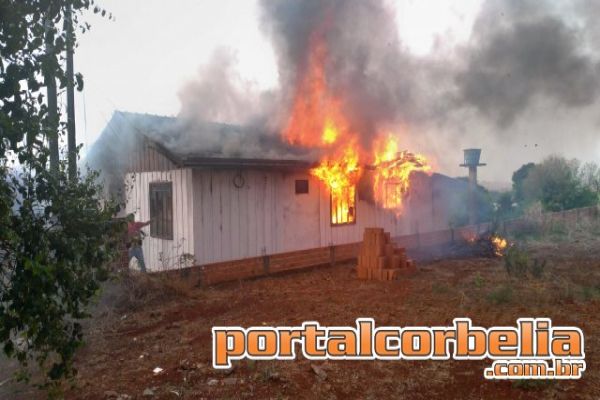 Incêndio destrói residência na rua Flor de Lis