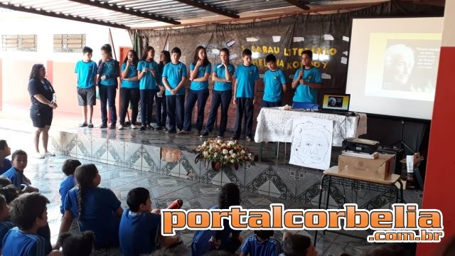 Escola homenageia alunas pela vitória no I Concurso de Oratória do NRE de Cascavel