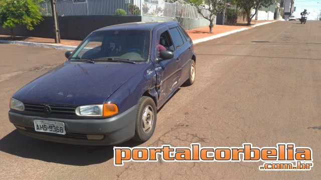 Colisão lateral entre dois veículos é registrada na Av. Santa Catarina