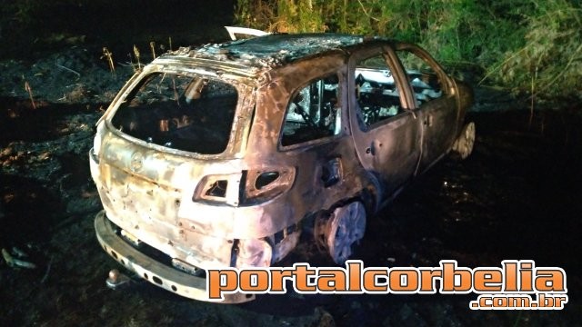 Após perseguição policial, carro é incendiado e suspeitos fogem