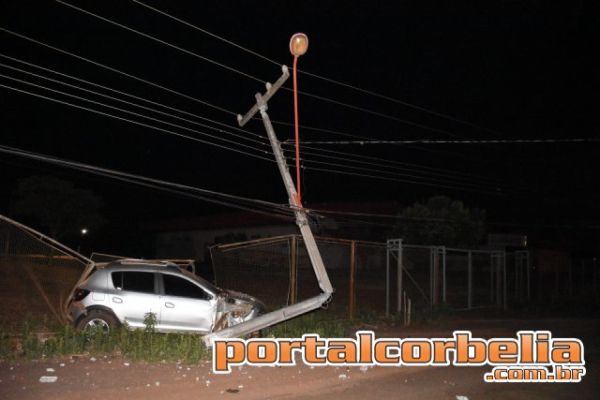 Poste parte em três  após ser atingido por Sandero